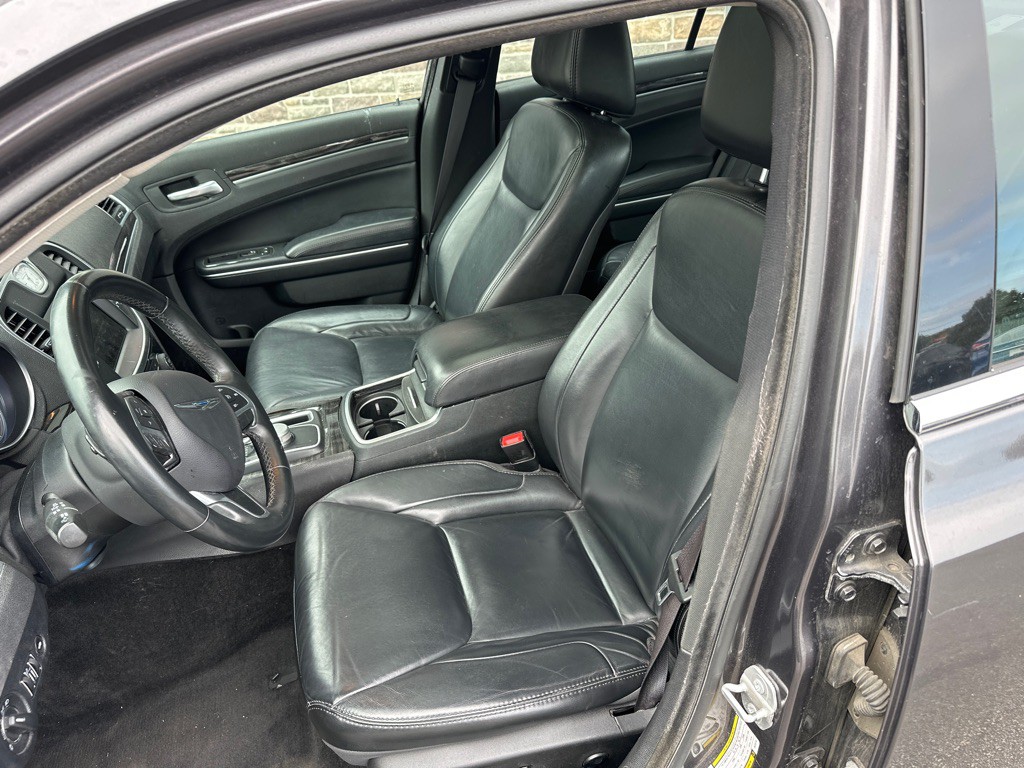 2016 Chrysler 300 Image 12