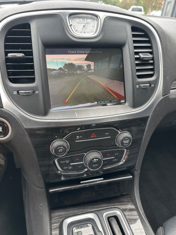 2016 Chrysler 300 Image 13