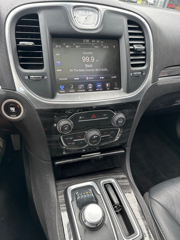 2016 Chrysler 300 Image 14
