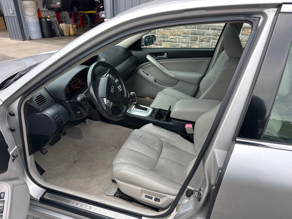 2005 INFINITI G35 Image 12