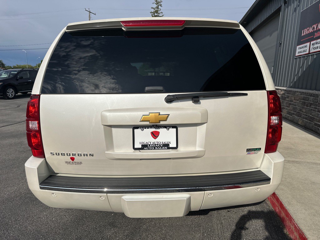 2012 Chevrolet Suburban Image 3