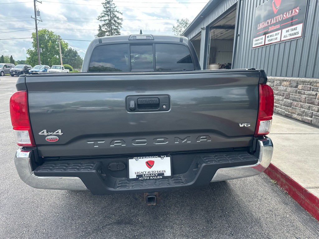 2017 Toyota Tacoma Image 4