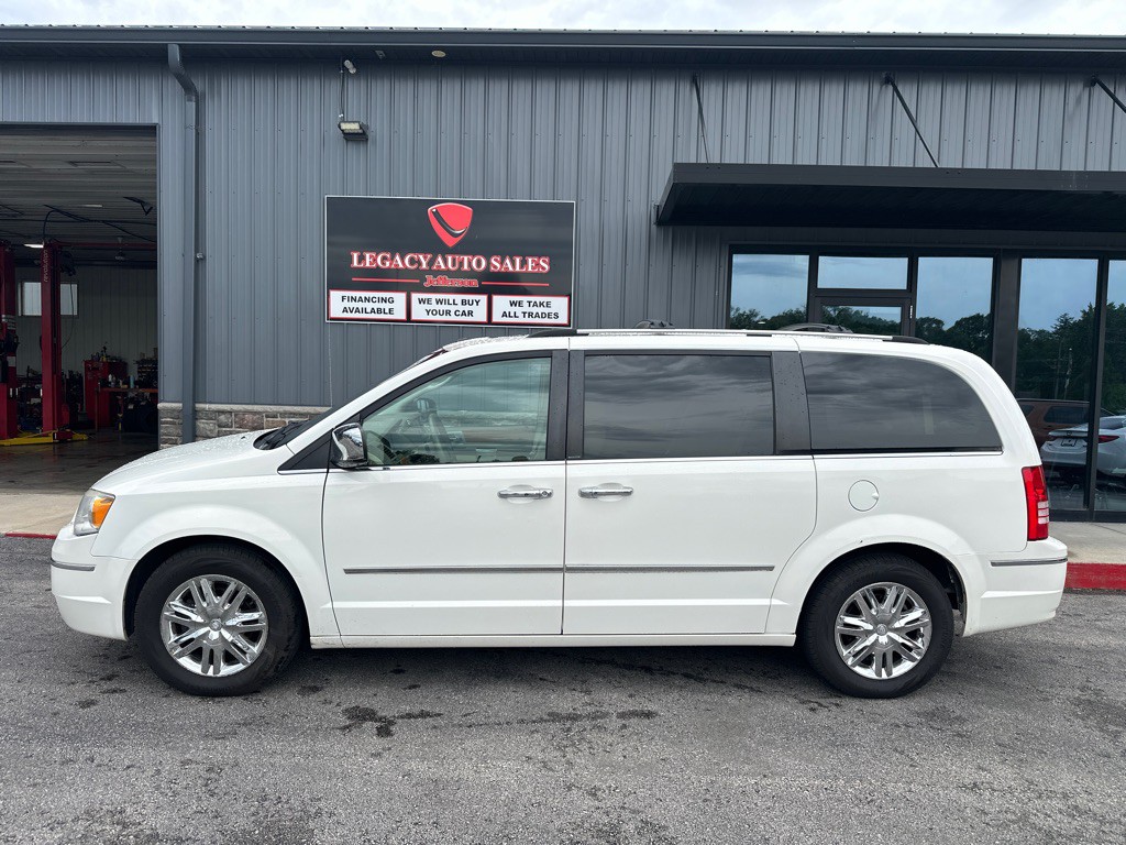2008 Chrysler Town & Country Image 2
