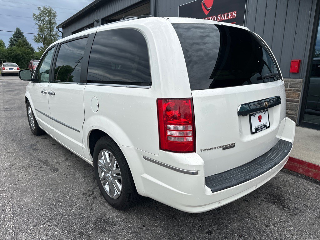 2008 Chrysler Town & Country Image 3
