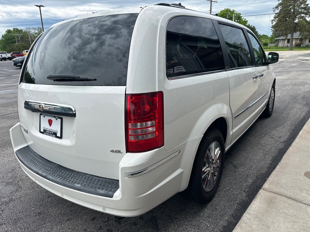 2008 Chrysler Town & Country Image 5