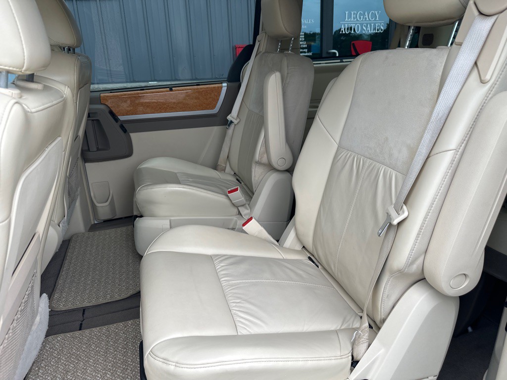 2008 Chrysler Town & Country Image 10