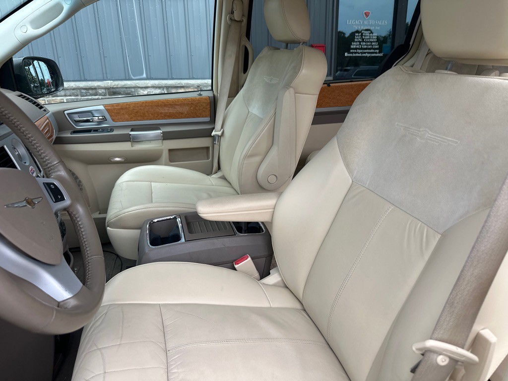 2008 Chrysler Town & Country Image 11