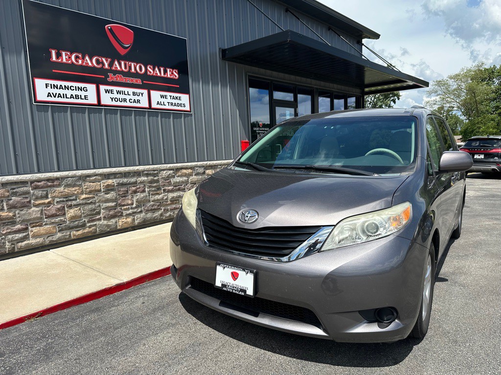 2014 Toyota Sienna Image 1