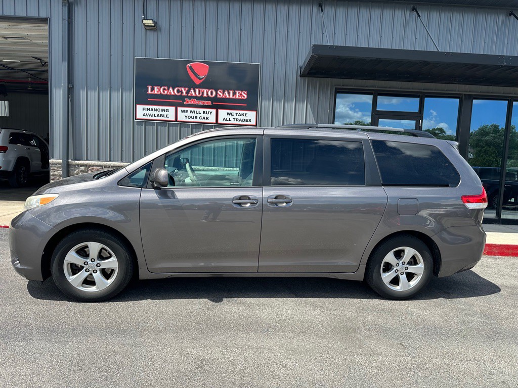 2014 Toyota Sienna Image 2