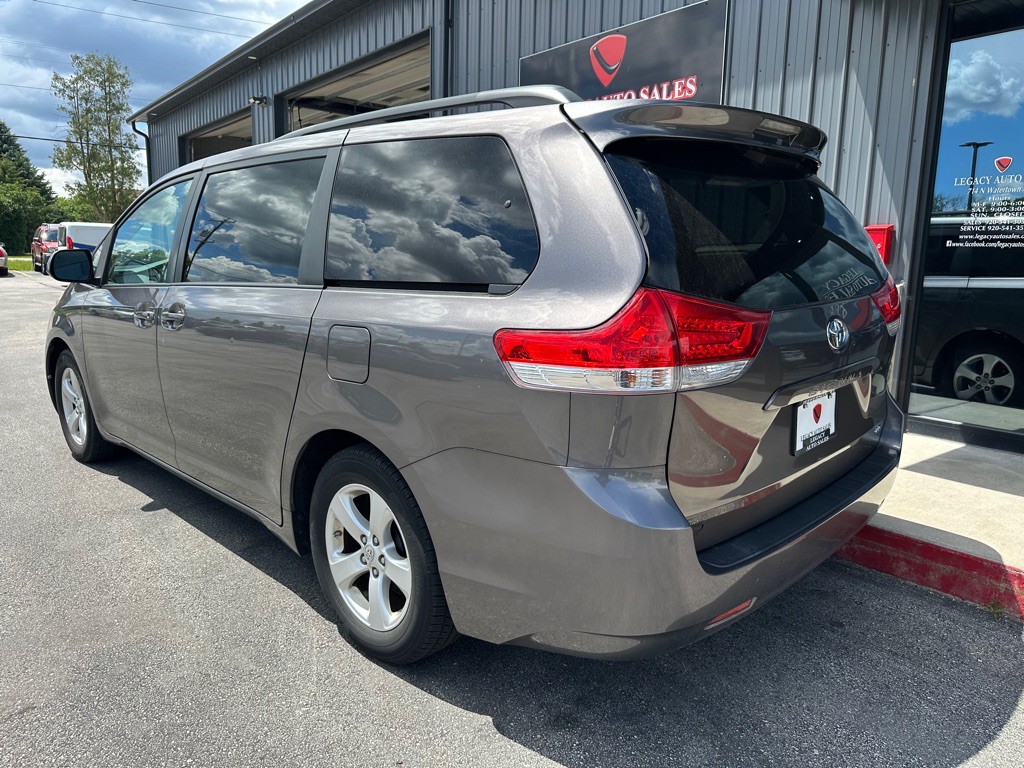 2014 Toyota Sienna Image 3