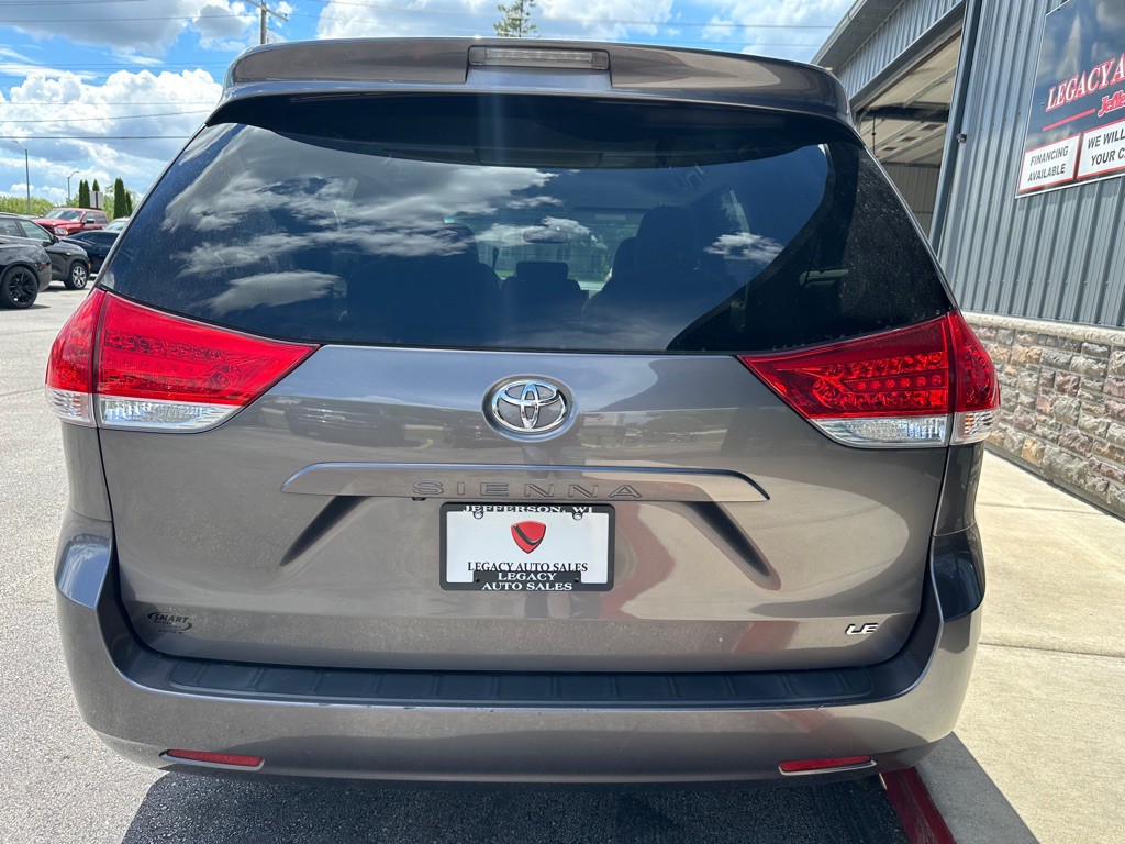2014 Toyota Sienna Image 4