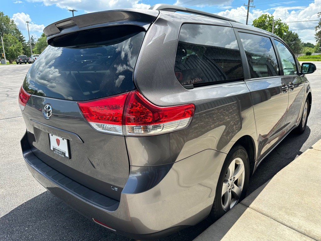 2014 Toyota Sienna Image 5