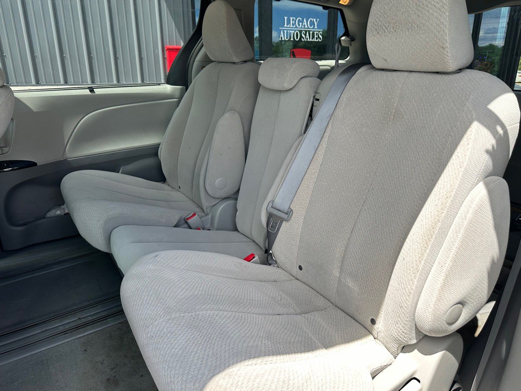 2014 Toyota Sienna Image 8