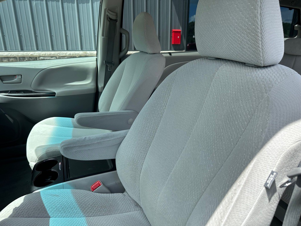 2014 Toyota Sienna Image 9