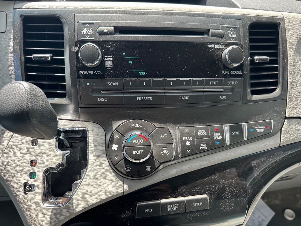 2014 Toyota Sienna Image 10