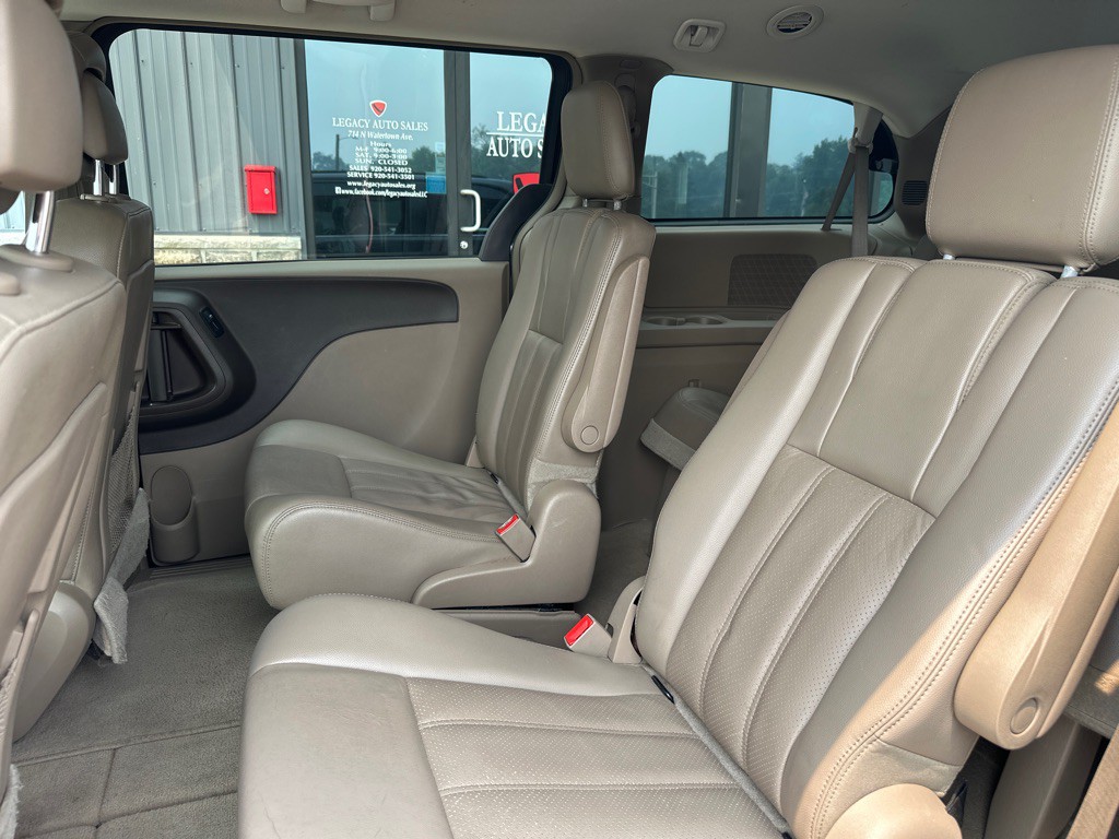 2014 Chrysler Town & Country Image 10