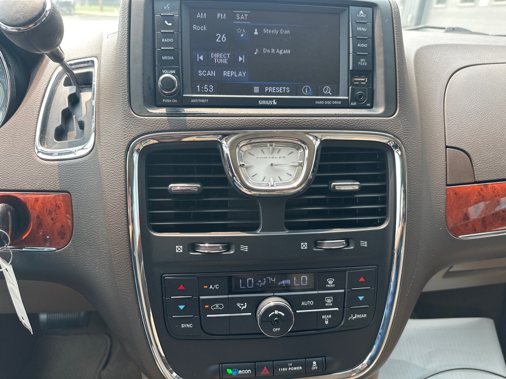 2014 Chrysler Town & Country Image 12