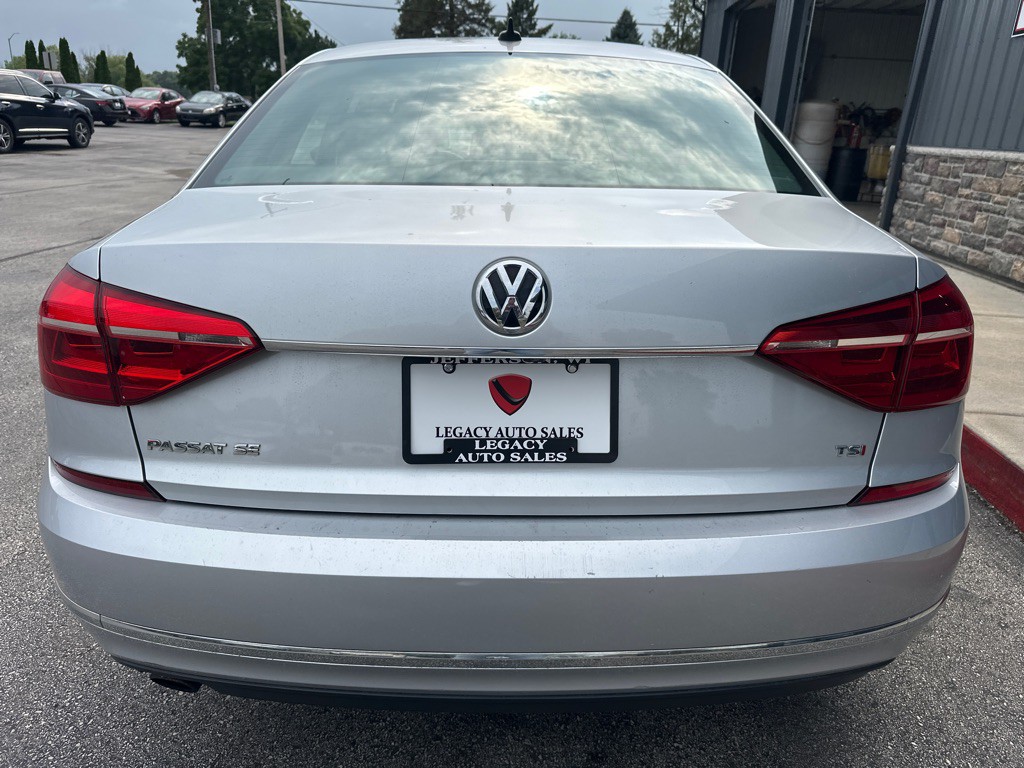 2016 Volkswagen Passat Image 4