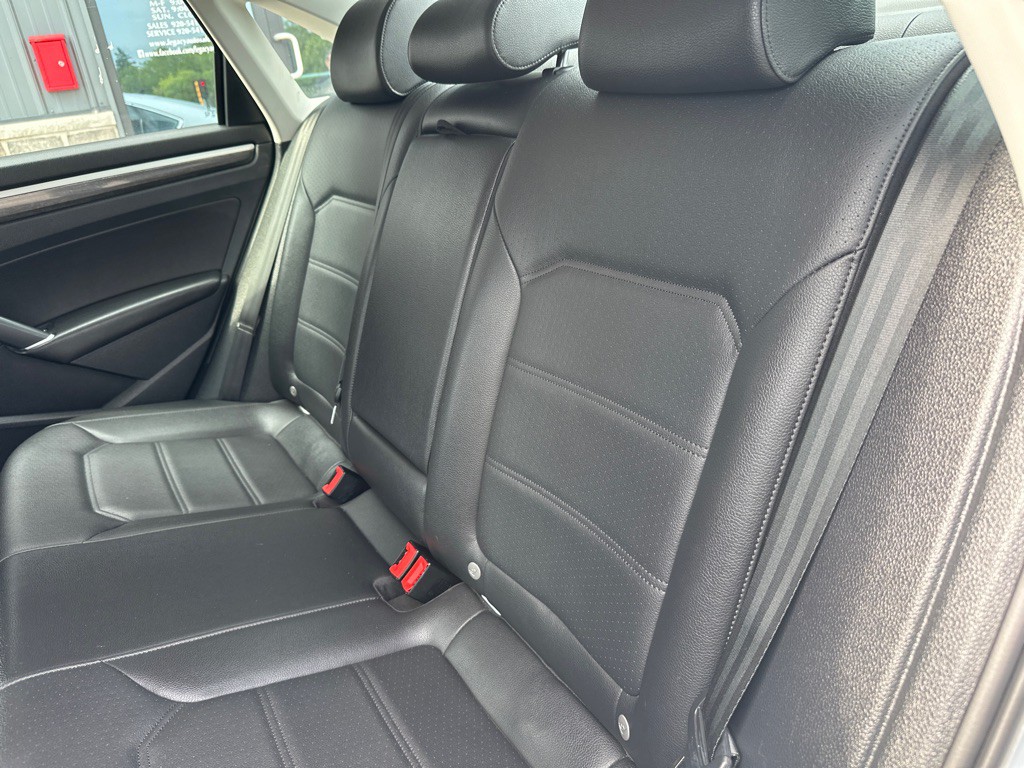 2016 Volkswagen Passat Image 9