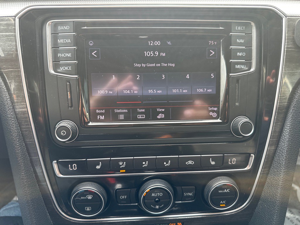2016 Volkswagen Passat Image 11