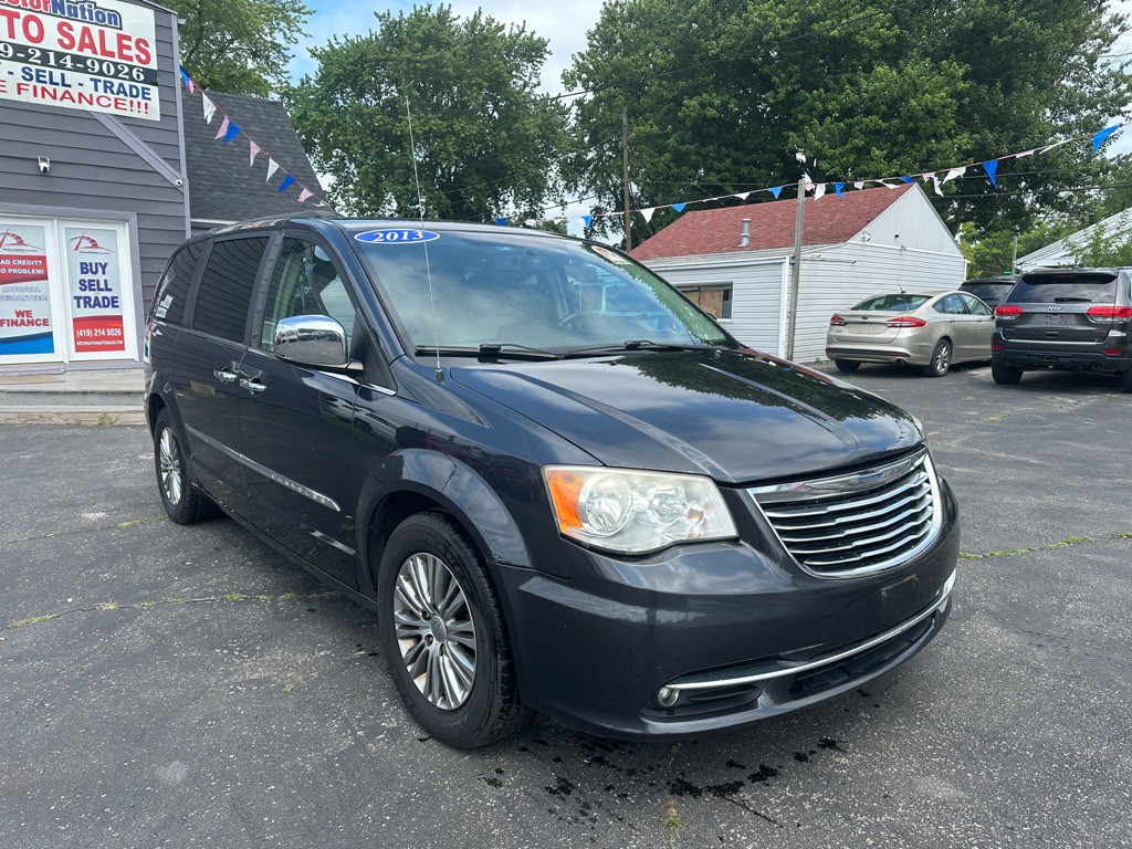 2013 Chrysler Town & Country Image 2