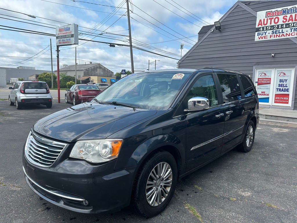 2013 Chrysler Town & Country Image 3