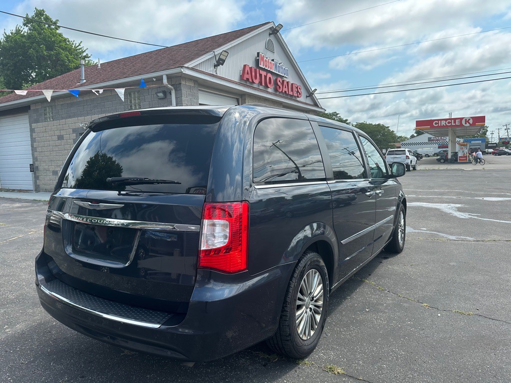 2013 Chrysler Town & Country Image 5