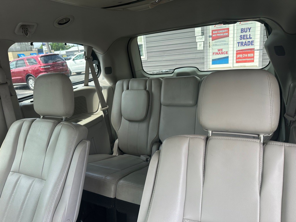 2013 Chrysler Town & Country Image 6
