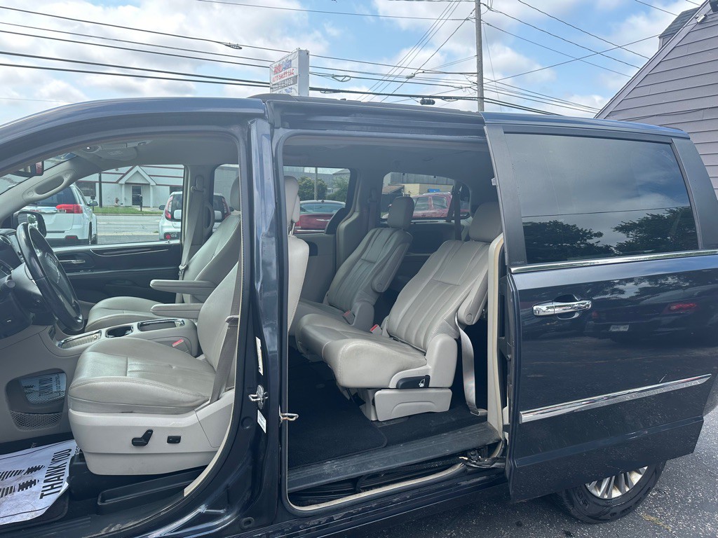 2013 Chrysler Town & Country Image 10