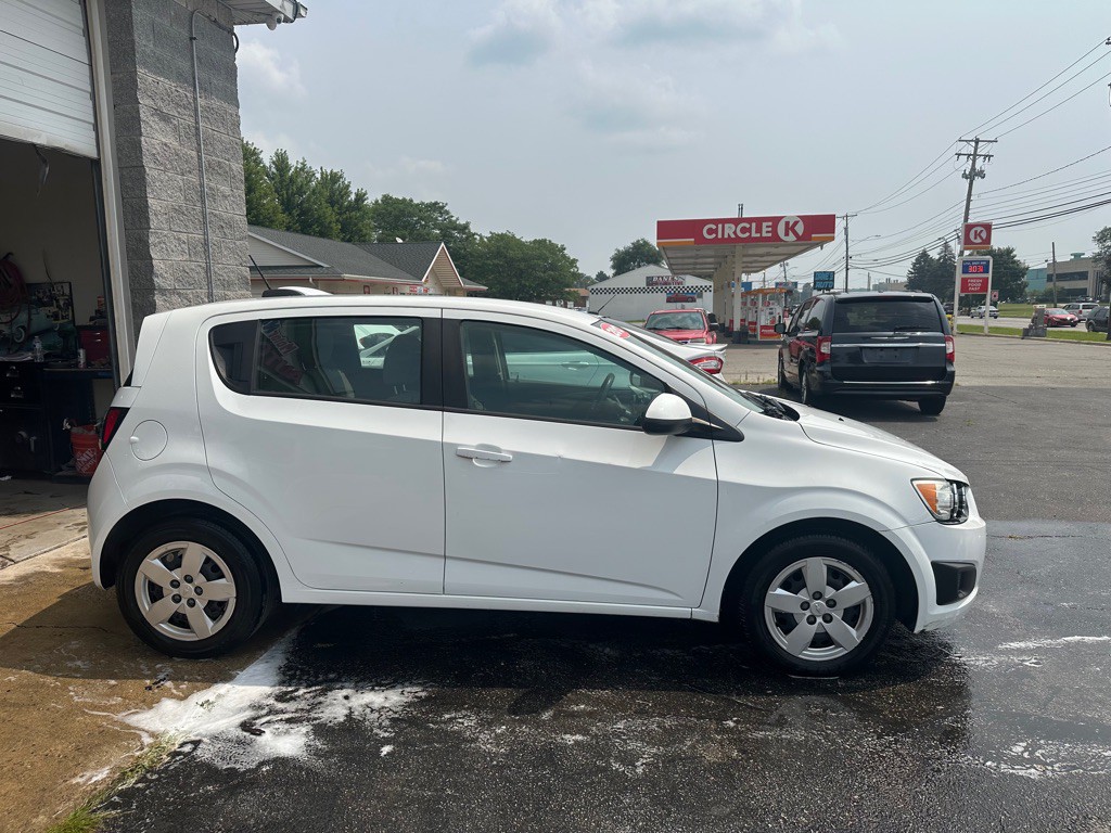 2016 Chevrolet Sonic Image 2
