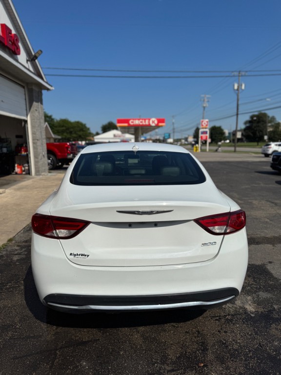 2017 Chrysler 200 Image 2
