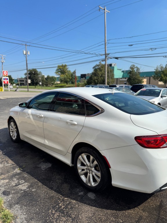 2017 Chrysler 200 Image 3