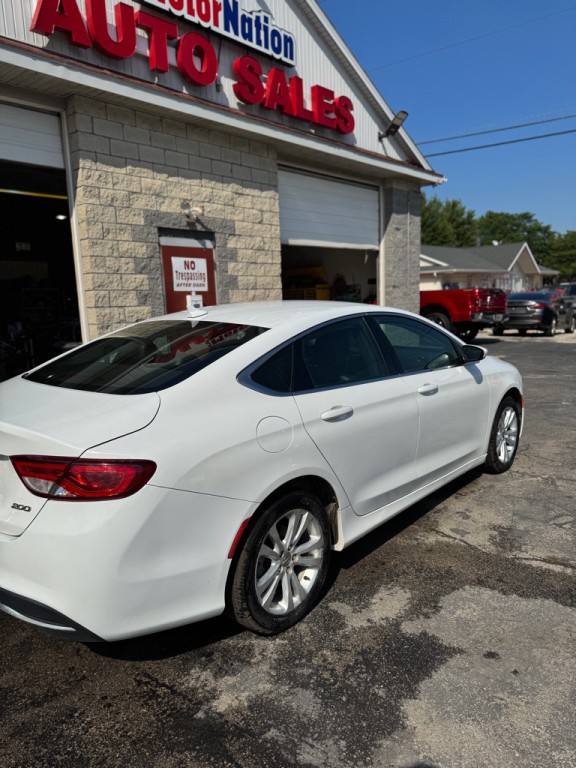 2017 Chrysler 200 Image 4