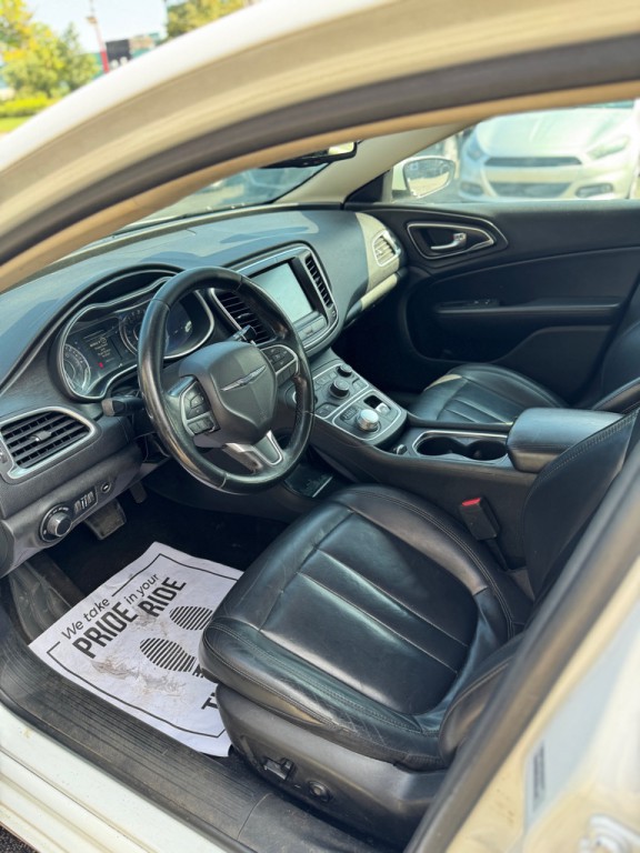 2017 Chrysler 200 Image 5