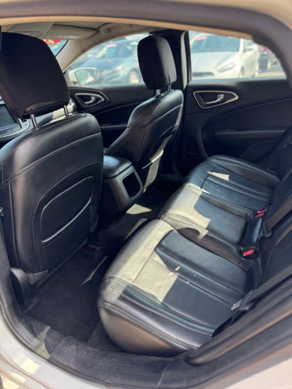2017 Chrysler 200 Image 6