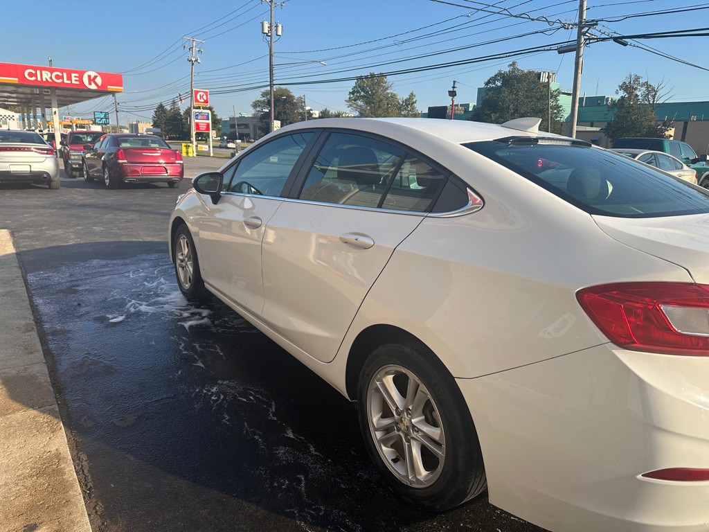 2017 Chevrolet Cruze Image 4