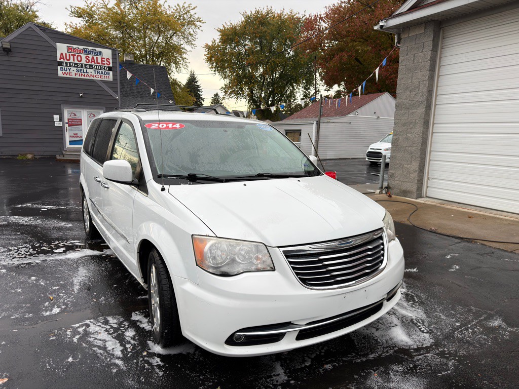 2014 Chrysler Town & Country Image 2