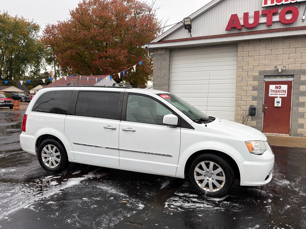 2014 Chrysler Town & Country Image 3