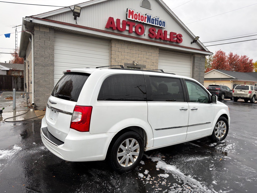 2014 Chrysler Town & Country Image 4