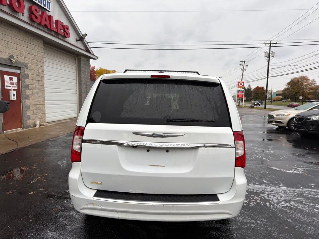 2014 Chrysler Town & Country Image 5