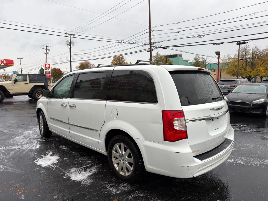 2014 Chrysler Town & Country Image 6