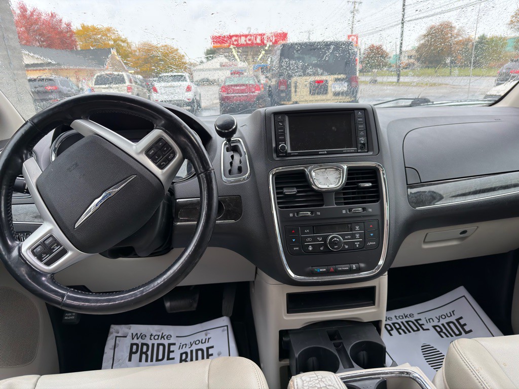 2014 Chrysler Town & Country Image 7