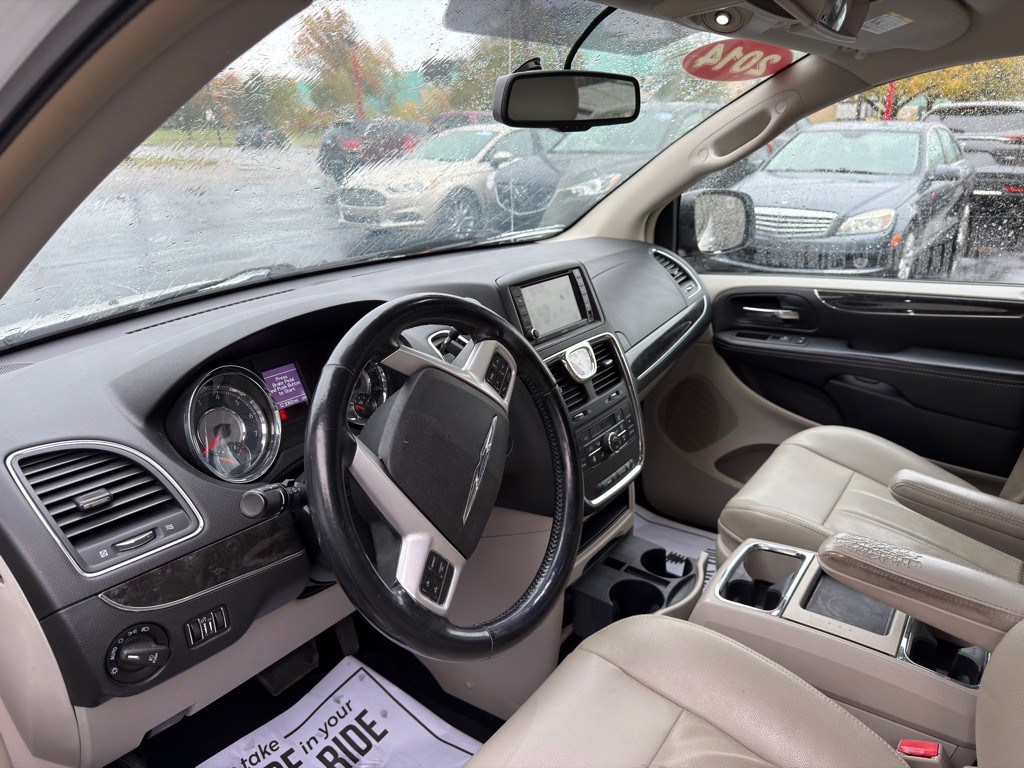 2014 Chrysler Town & Country Image 8