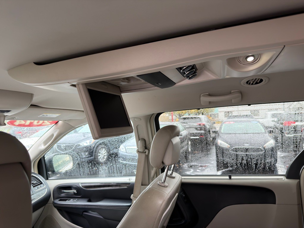 2014 Chrysler Town & Country Image 9