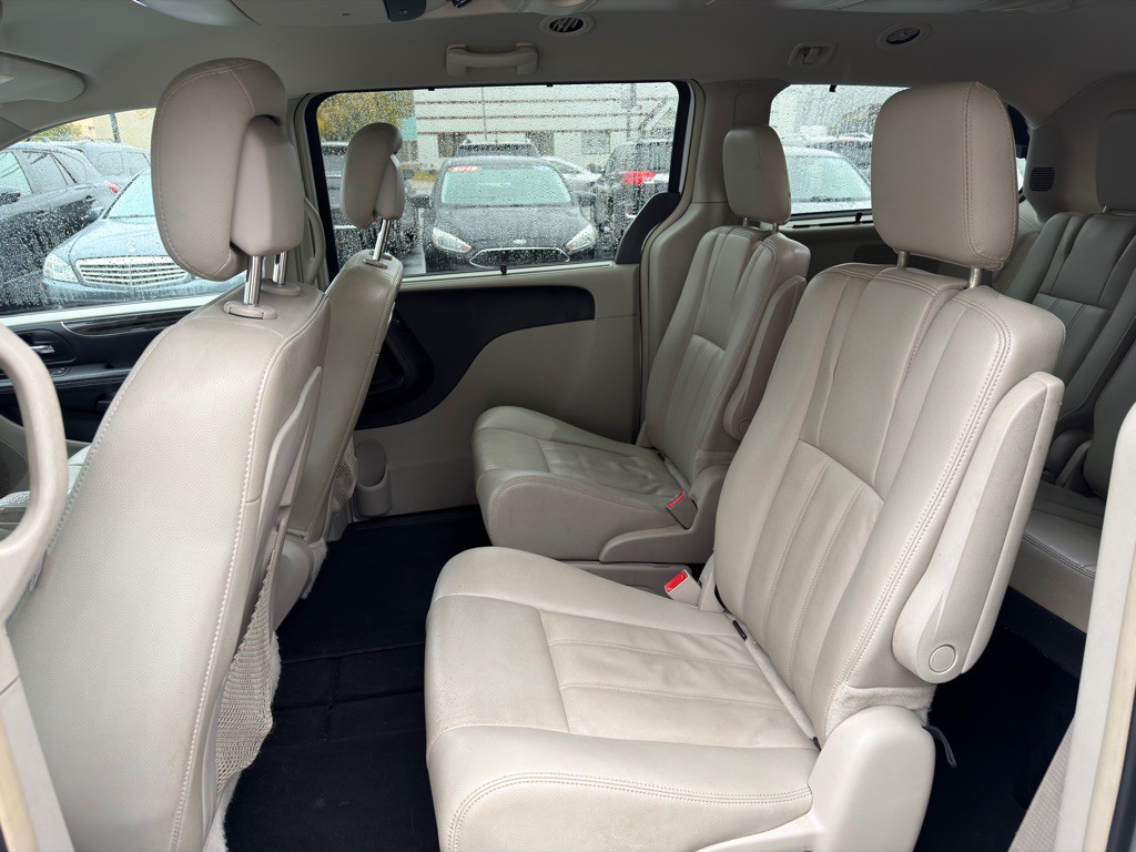 2014 Chrysler Town & Country Image 10
