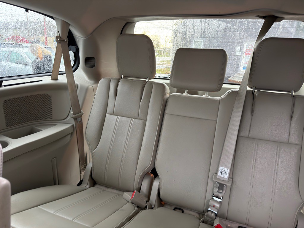 2014 Chrysler Town & Country Image 11