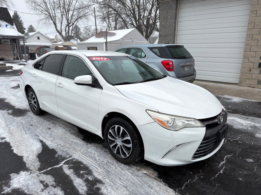 2017 Toyota Camry Image 3