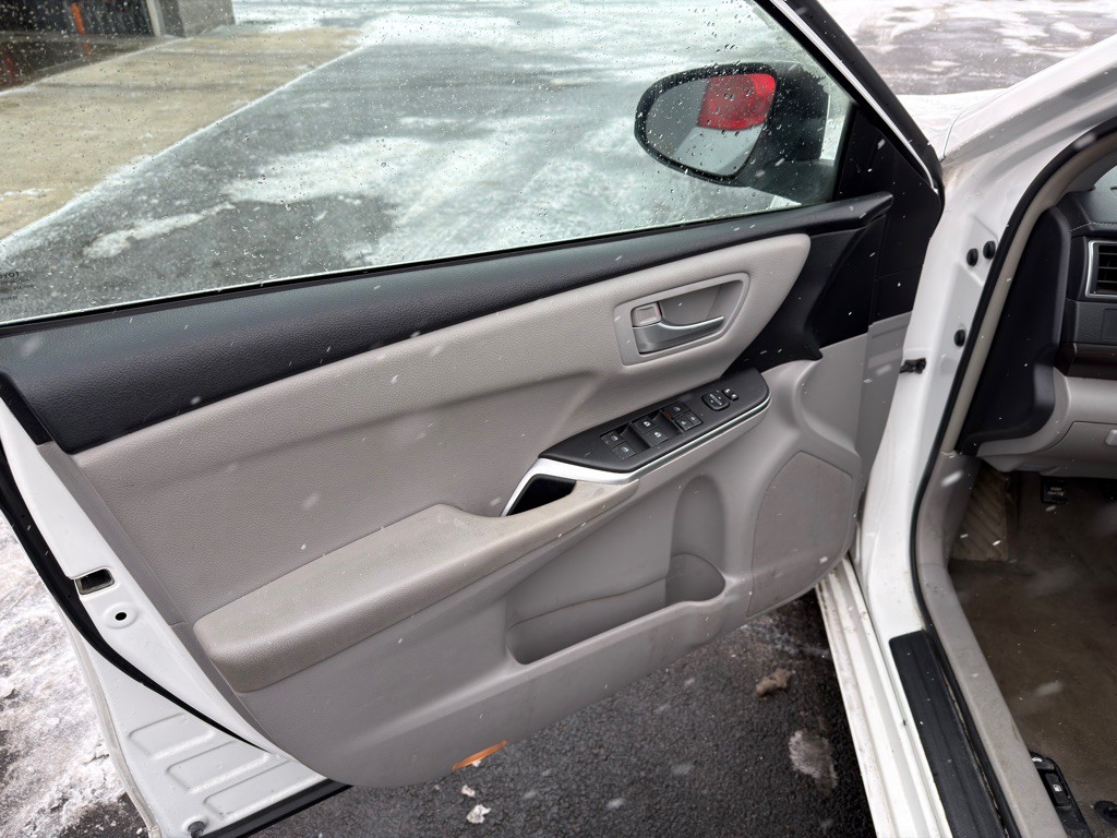 2017 Toyota Camry Image 8