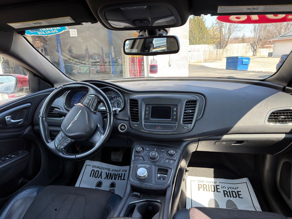 2016 Chrysler 200 Image 8