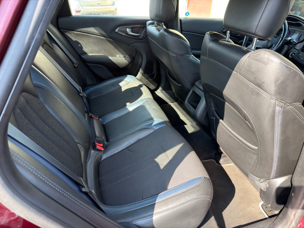 2016 Chrysler 200 Image 9